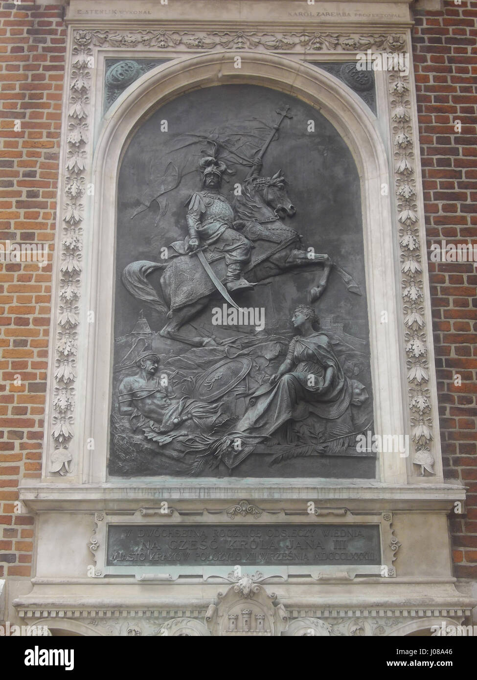 Questa targa commemorativa onora la liberazione di Vienna nel 1683, segnando la fine dell'assedio ottomano. Serve come promemoria dell'evento fondamentale nella storia europea e della resilienza della città durante l'assedio. Foto Stock