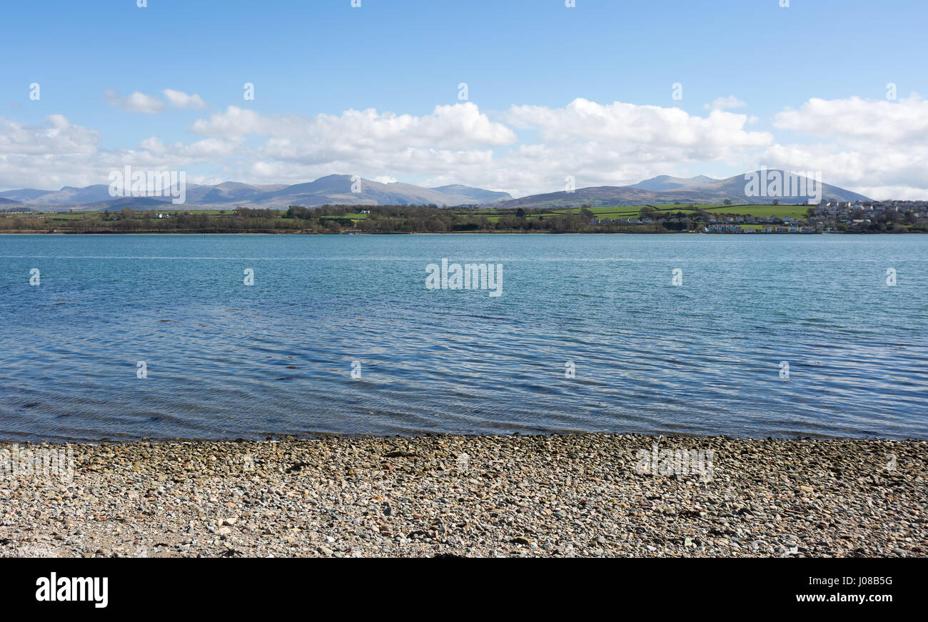 Vista del Parco Nazionale di Snowdonia da Anglesey attraverso il Menai Straits Foto Stock