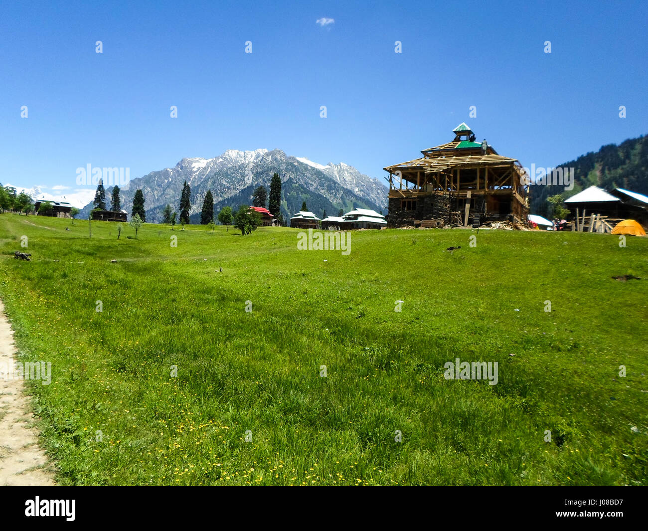 Belle capanne in legno nella valle del Kashmir Foto Stock