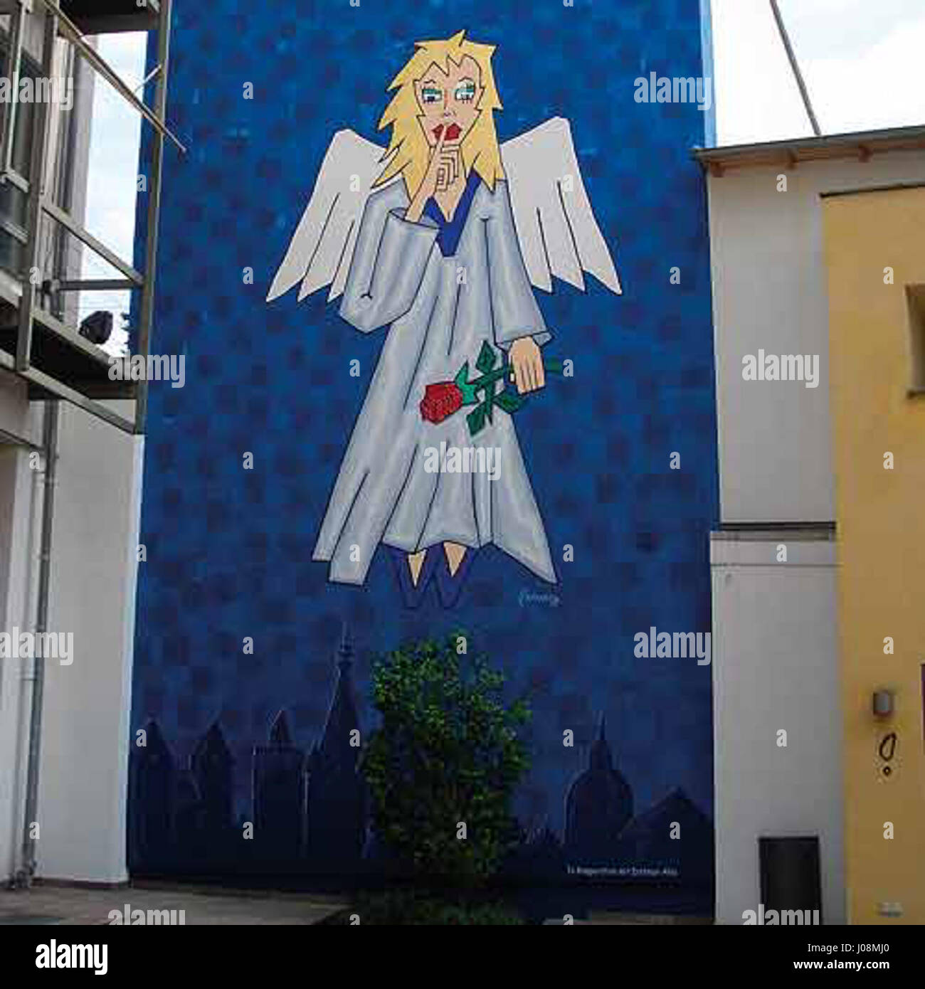 Il "Friedensengel-Gemälde" (Angelo della pittura della pace) ritrae una rappresentazione simbolica della pace. L'opera d'arte presenta una figura angelica che regge un simbolo di pace, circondata da elementi tranquilli, che riflettono gli ideali di armonia e unità. Foto Stock