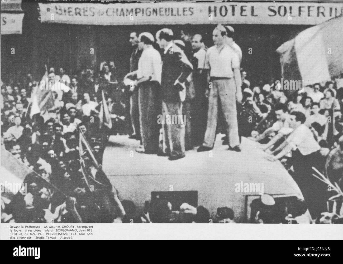 Questo dipinto raffigura l'insurrezione di fronte alla prefettura di Ajaccio, Corsica, catturando l'atmosfera tesa e volatile della protesta. Riflette le lotte socio-politiche dell'identità e della resistenza corsi durante il tempo. Foto Stock