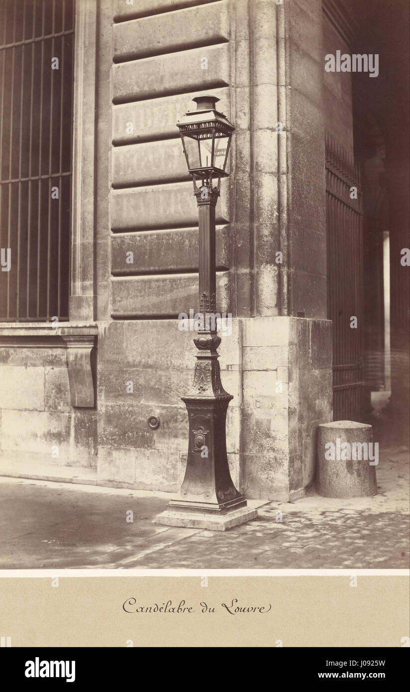 La fotografia di Charles Marville del Candélabre du Louvre si concentra sull'impianto di illuminazione di fronte al Museo del Louvre. L'immagine cattura i dettagli architettonici e l'illuminazione di questo iconico monumento parigino. Foto Stock