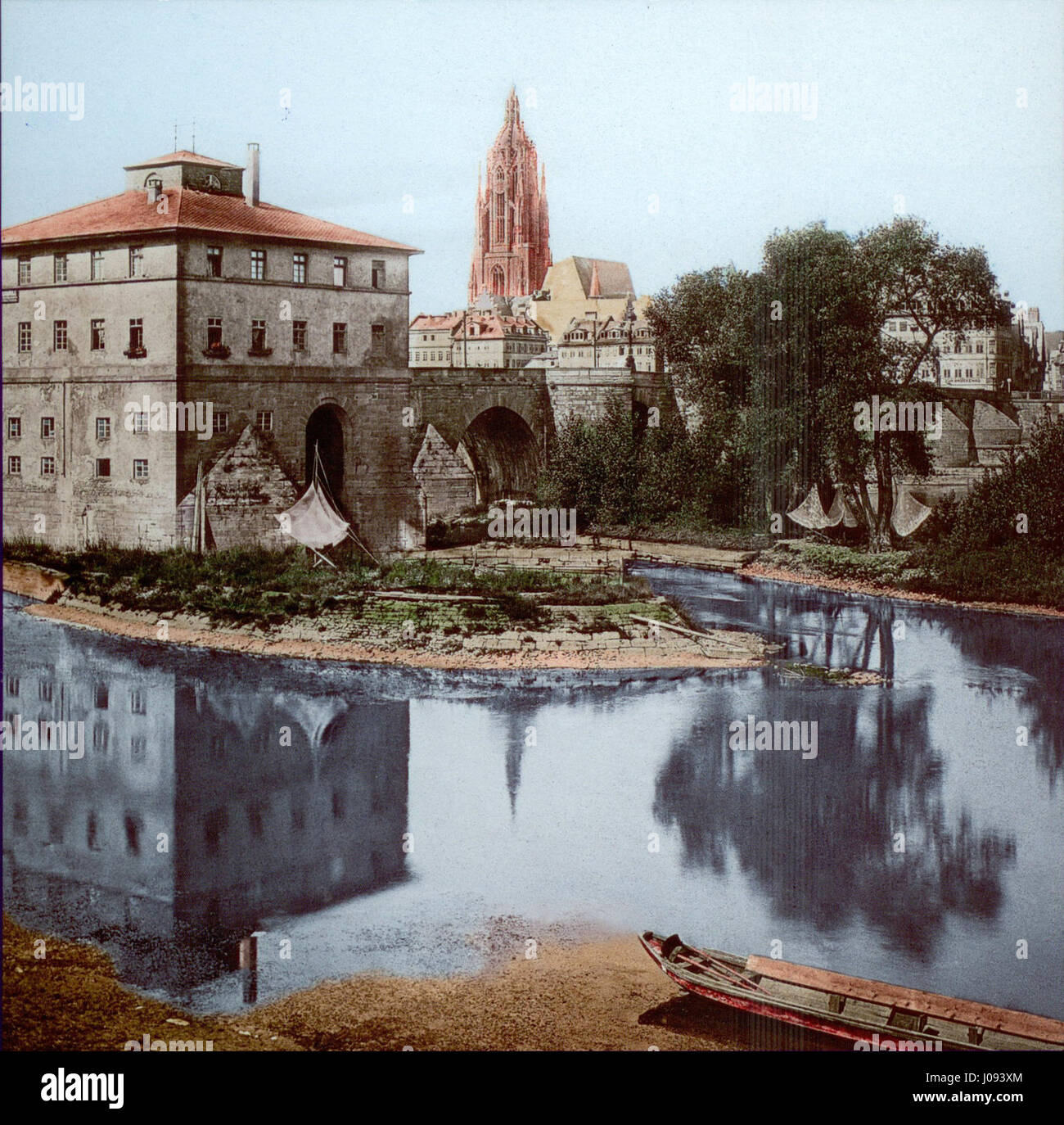 L'alte Brücke (Ponte Vecchio) di Francoforte, costruito nel 1885, è una delle principali strutture storiche della città. L'immagine raffigura il ponte come un mezzo di trasporto vitale e un punto di riferimento architettonico. Foto Stock