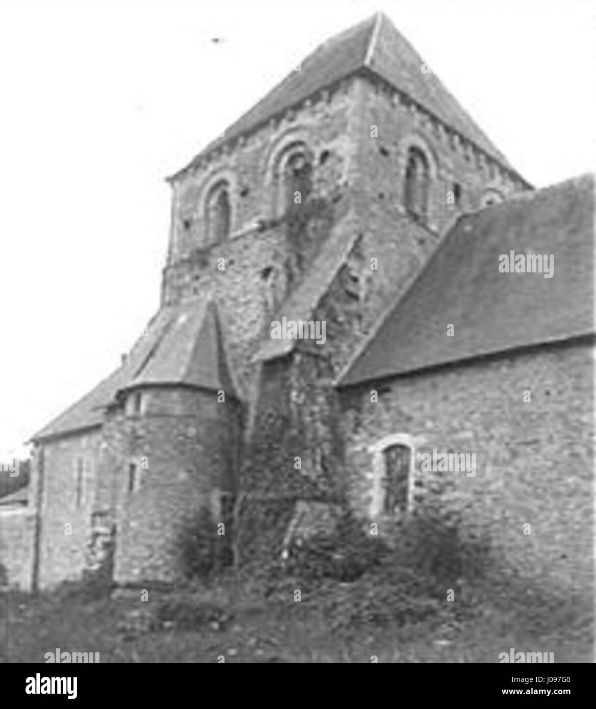 Questa opera d'arte cattura una vista della Chiesa di Saint-Ébremond a la barre-de-Semilly, in Francia. L'immagine presenta la chiesa dal lato nord-occidentale, offrendo approfondimenti sulle sue caratteristiche architettoniche e sul paesaggio circostante. Foto Stock