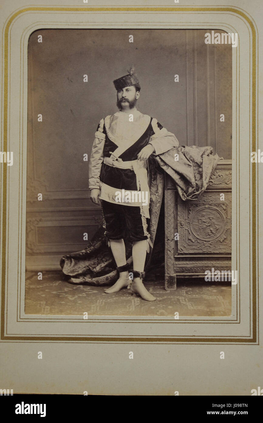 Questa fotografia di Carol Popp de Szathmáry mostra i membri della corte rumena vestiti con costumi storici, che offrono informazioni sulla moda e il patrimonio culturale del periodo. Foto Stock