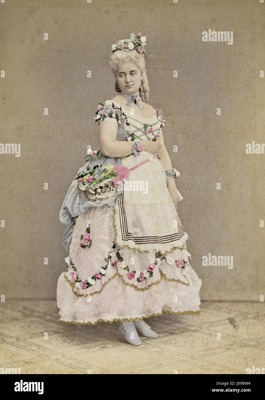 Un'opera d'arte raffigurante i membri della corte rumena in costumi storici, che riflette il patrimonio culturale e l'abbigliamento storico della nazione. Foto Stock