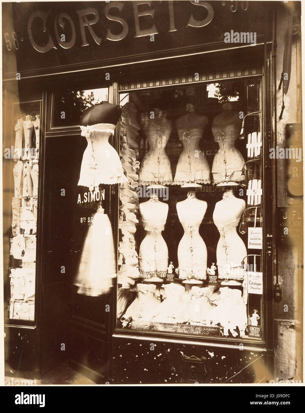 La fotografia di Eugène Atget del 1912, "Boulevard de Strasbourg, Corsets", cattura una scena di strada parigina che mostra un negozio di corsetti. Il lavoro di Atget documenta la vita quotidiana a Parigi, concentrandosi sull'architettura e gli spazi urbani durante i primi anni del XX secolo. Foto Stock
