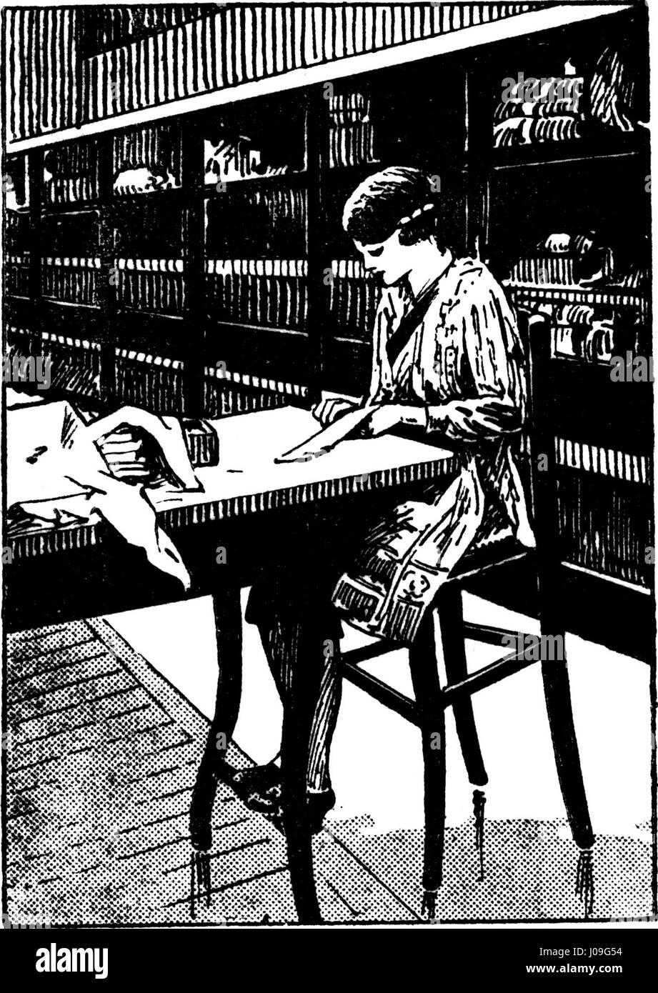 Questa fotografia intitolata "le Métier De Corsetière" cattura un momento della vita di un corsetto, evidenziando l'intricata maestria artigianale che comporta la creazione di questo capo essenziale. L'immagine riflette sia le abilità artigianali che la cultura della moda dei primi anni del XX secolo. Foto Stock