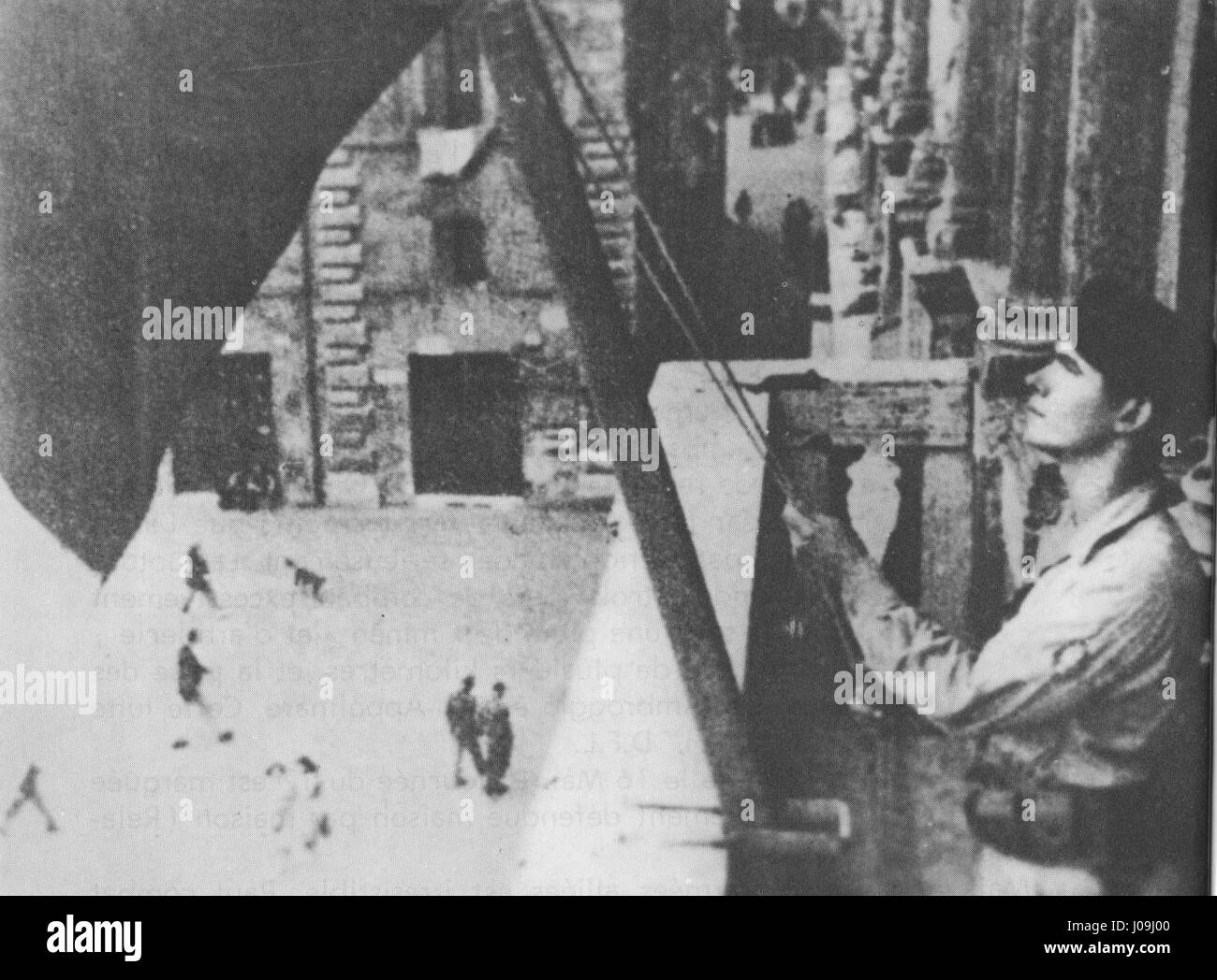 La fotografia di Paul Poggionovo mostra il maestoso Palazzo Farnese, un edificio rinascimentale di Roma. Cattura la grandezza architettonica e il significato storico dell'edificio, noto per il suo design classico. Foto Stock