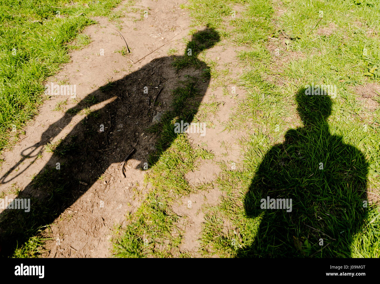 Le ombre di due persone a piedi all'aperto Foto Stock