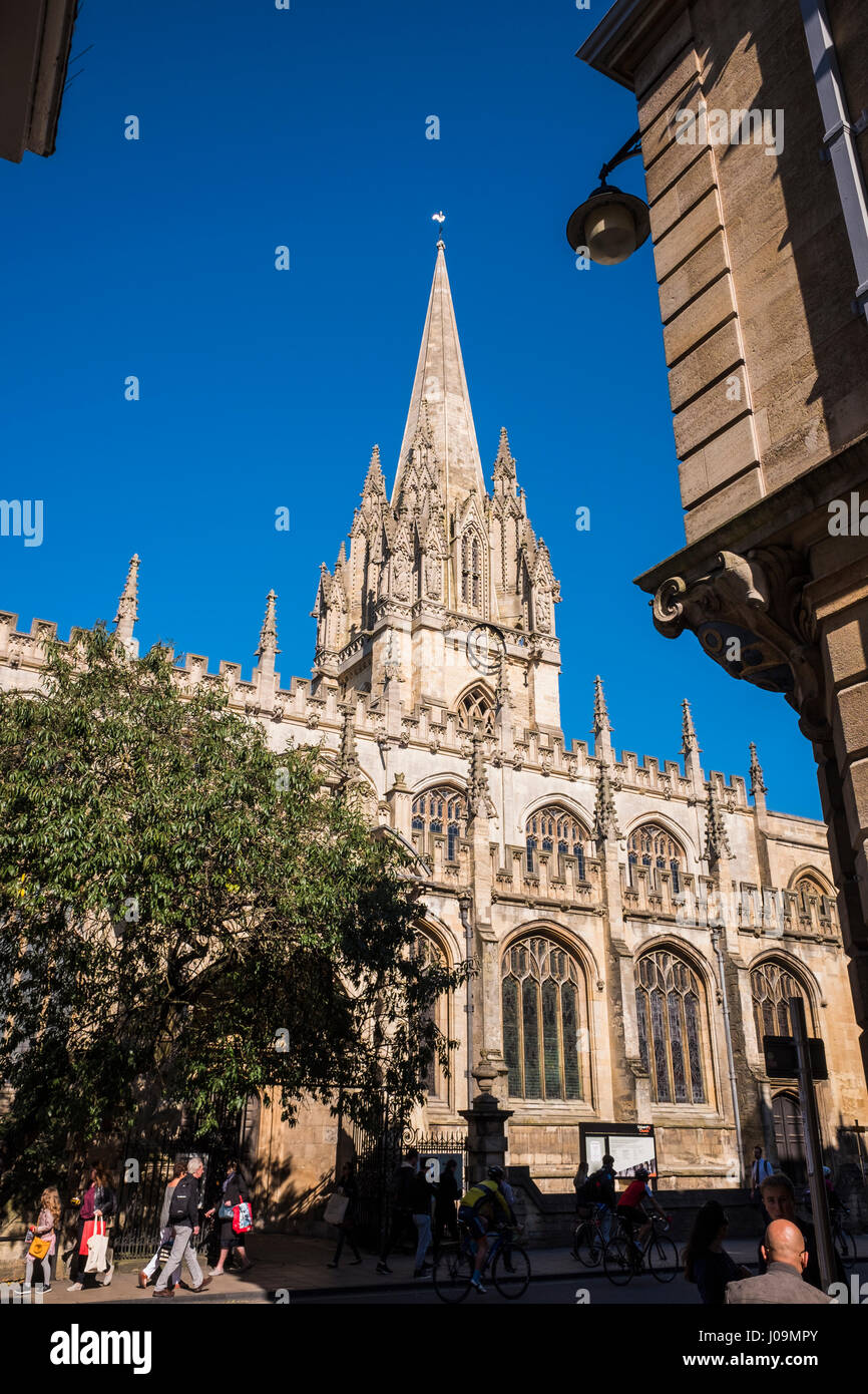 Oxford è una città conosciuta in tutto il mondo come la casa dell'Università di Oxford, la più antica università del mondo di lingua inglese. Inghilterra, Regno Unito Foto Stock