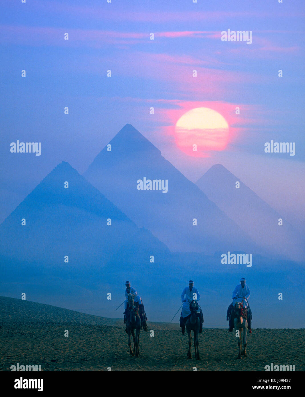 La luna piena sorge dietro le Piramidi di Giza, il Cairo, Egitto Foto Stock