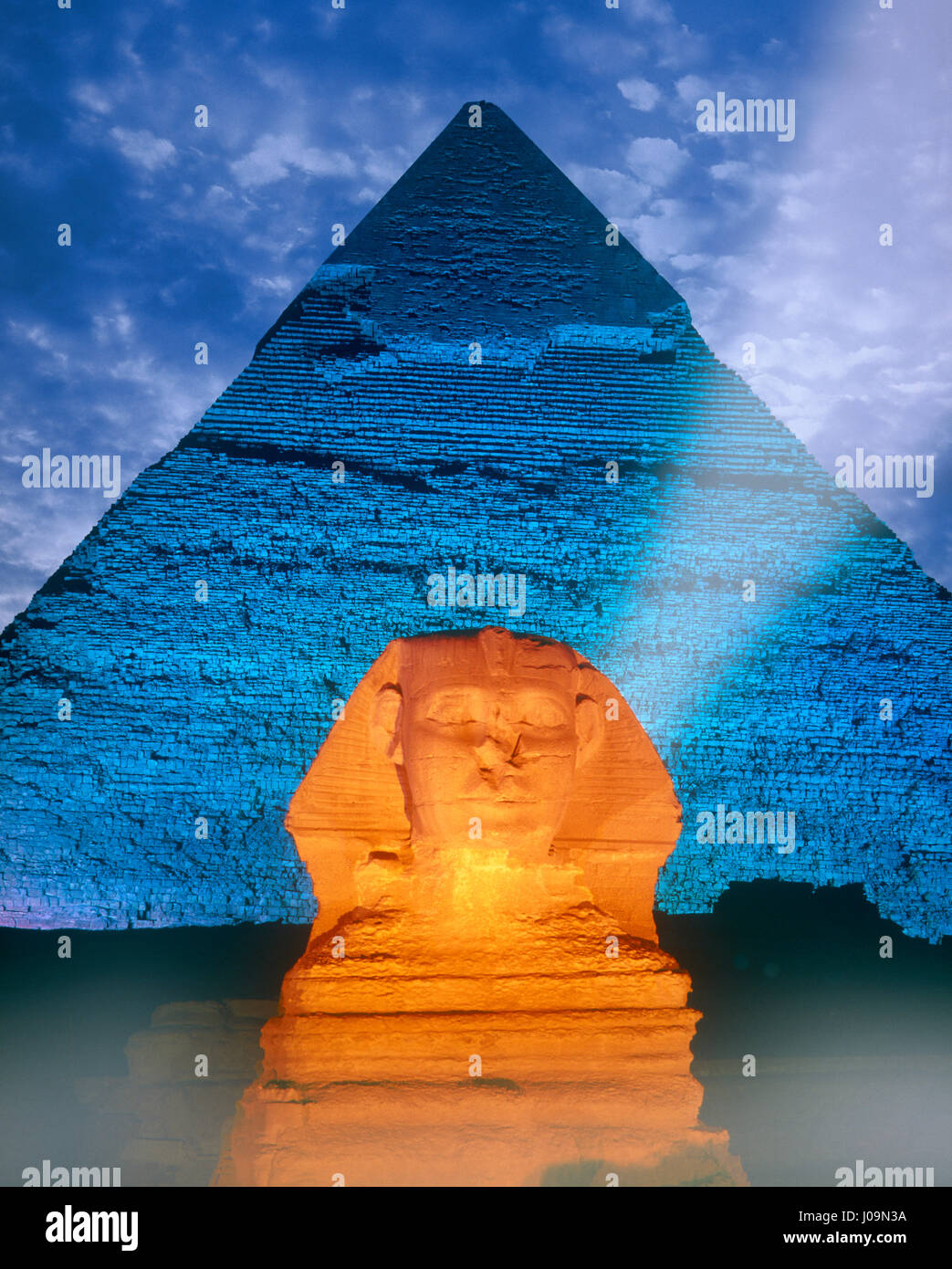 Spinx e piramide illuminata di notte, Giza, Cairo, Egitto. Foto Stock