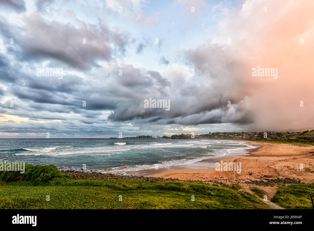 Drammatica vista di un imminente tempesta su Bombo Beach, Kiama, Illawarra Costa, Nuovo Galles del Sud, NSW, Australia Foto Stock