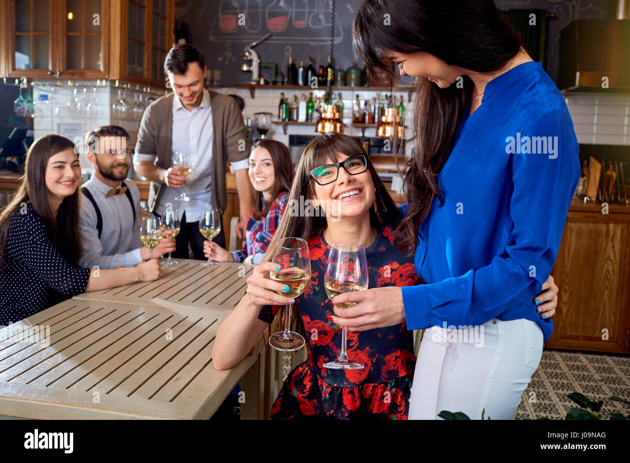 Incontro con gli amici al bar ristorante Foto Stock