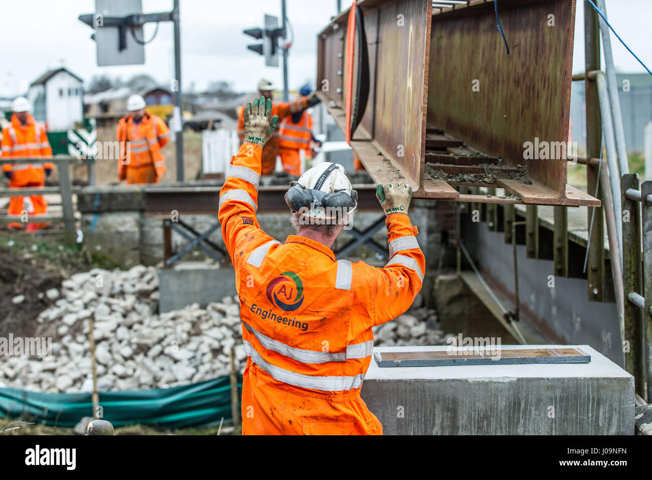 Ferrovia lavoratori edili installando una trave bridge Foto Stock