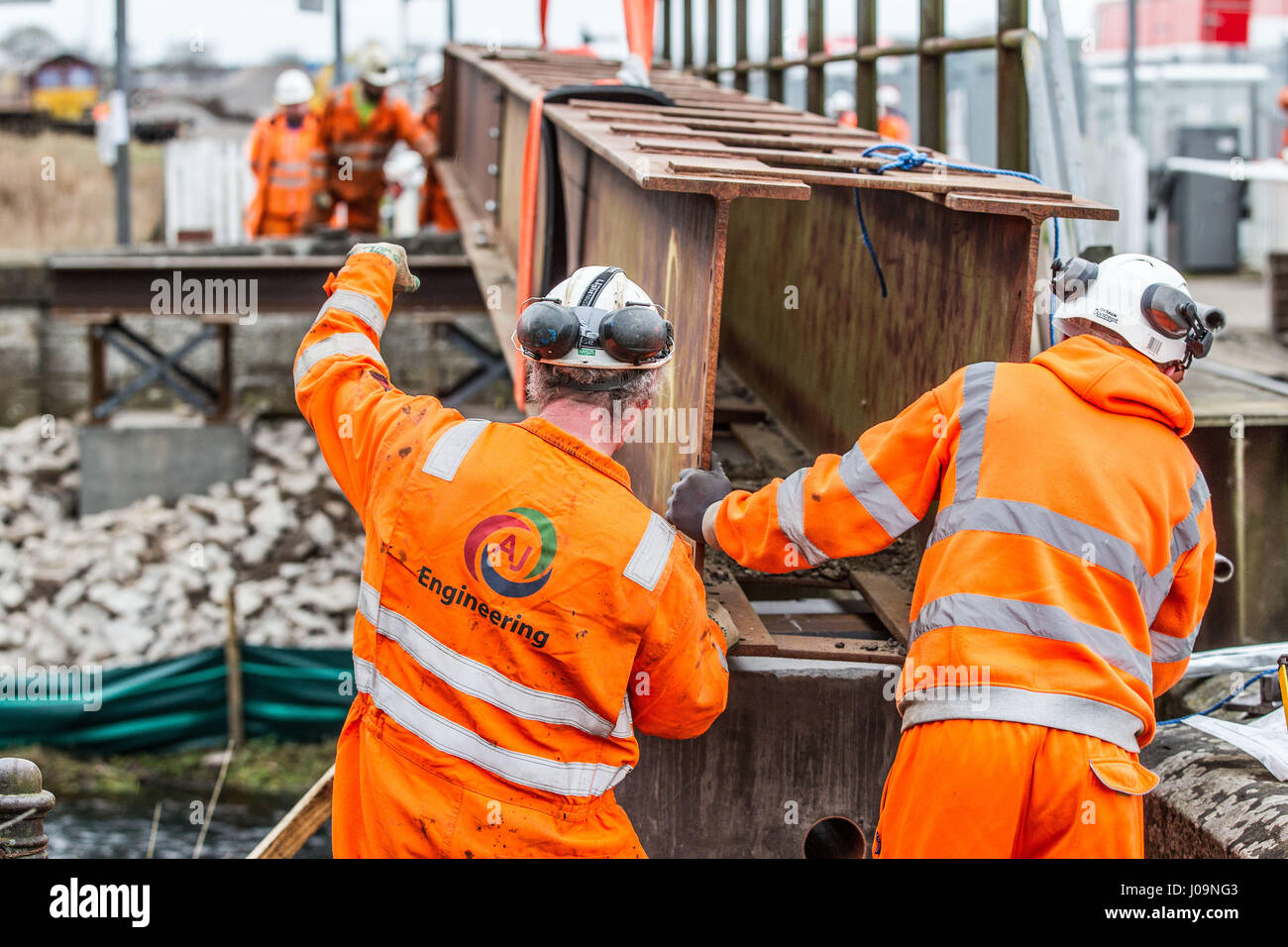 Ferrovia lavoratori edili installando una trave bridge Foto Stock