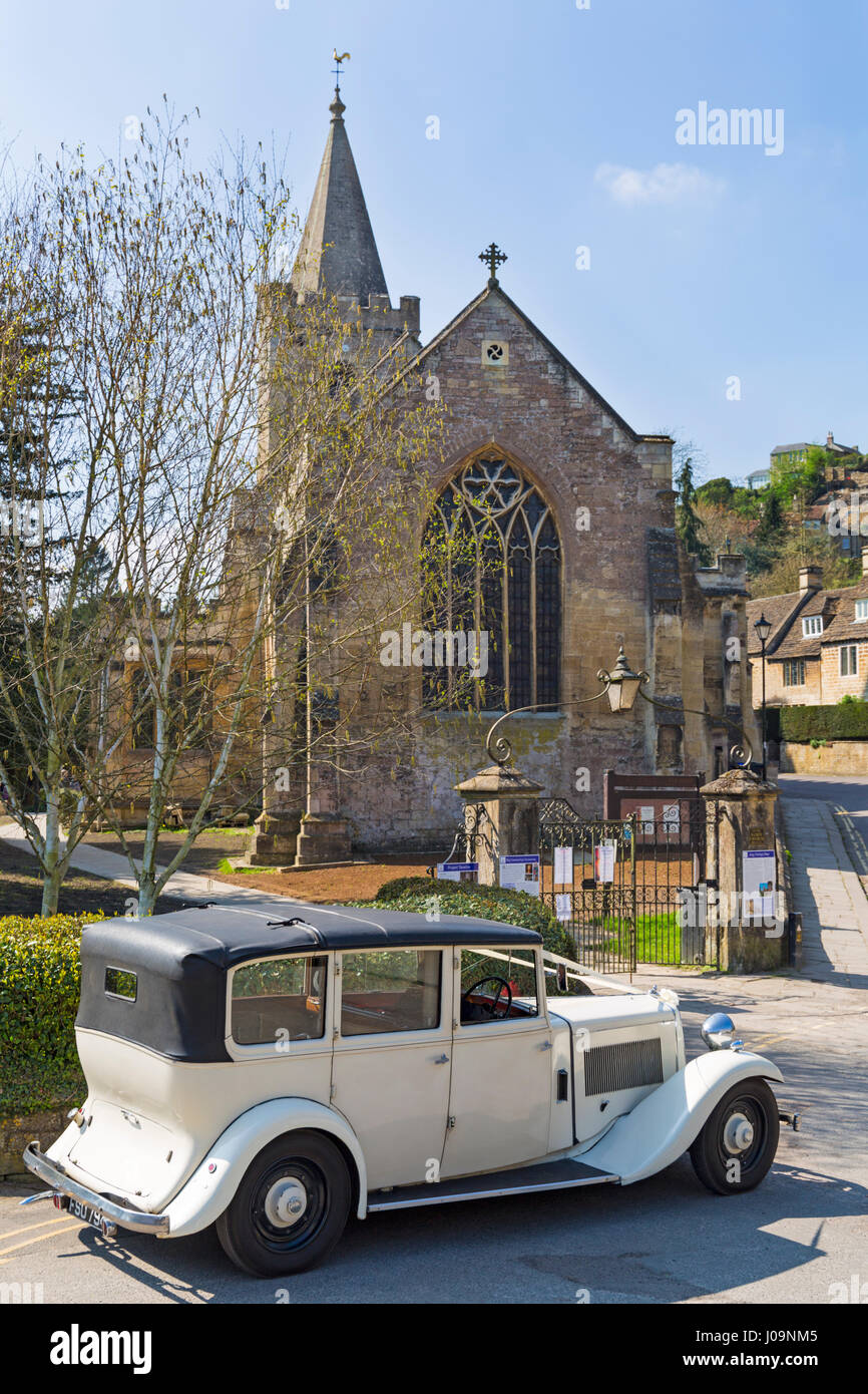 Matrimonio Classico auto al di fuori della Chiesa della Santa Trinità Bradford on Avon, Wiltshire nel mese di aprile su una bella giornata di primavera Foto Stock