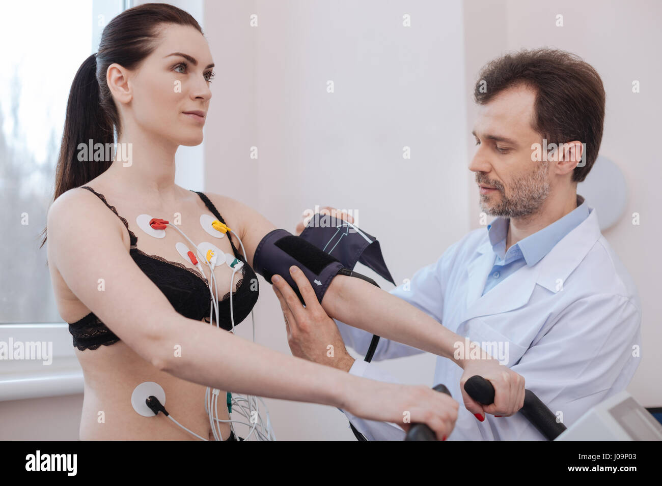 Autorità medico moderno utilizzando gli attrezzi speciali per la misurazione della pressione sanguigna Foto Stock