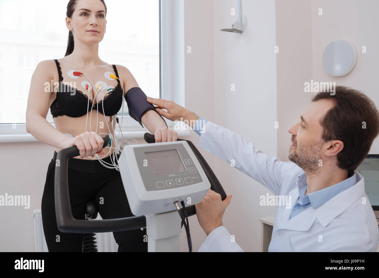 Supporto medico meravigliosa prendendo cura del suo paziente durante il test Foto Stock