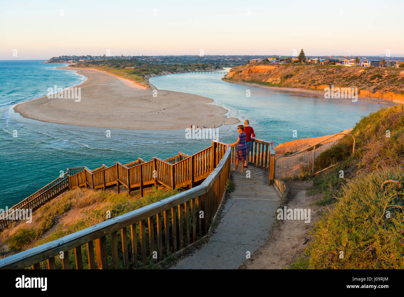 Southport Beach, South Australia, Australia - 4 March 2017 - Due donne sui passi che si affaccia sul fiume Onkaparinga estuario a Borso del Grappa Foto Stock