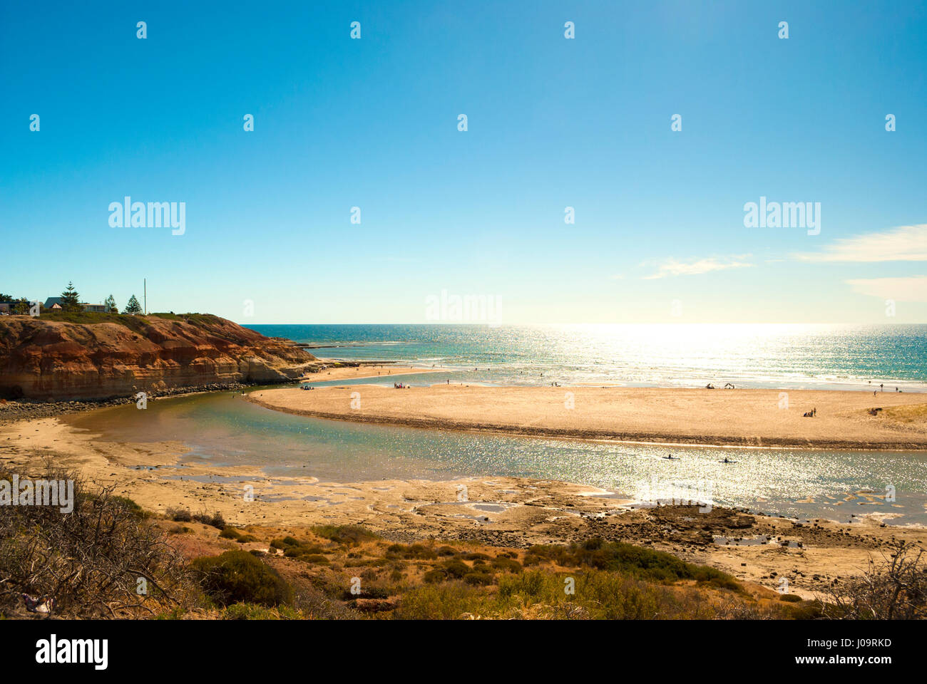 Divertimento estivo sulla spiaggia di Southport, dove Port Noarlunga e Port Noarlunga periferia sud si incontrano, divisi dal fiume Onkaparinga estuario in Sud Australia Foto Stock