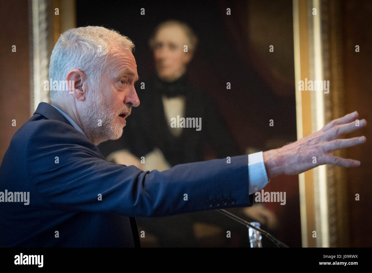 Leader del partito laburista Jeremy Corbyn offre un discorso alla Federazione delle piccole imprese a Londra dove ha promesso di combattere la cultura del ritardo dei pagamenti che costringe più di 50.000 piccole imprese al di fuori del negozio ogni anno. Foto Stock