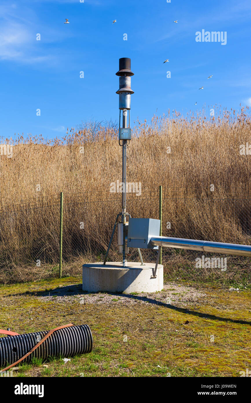 Gas metano con svasatura recinzione e erba secca in background. Foto Stock