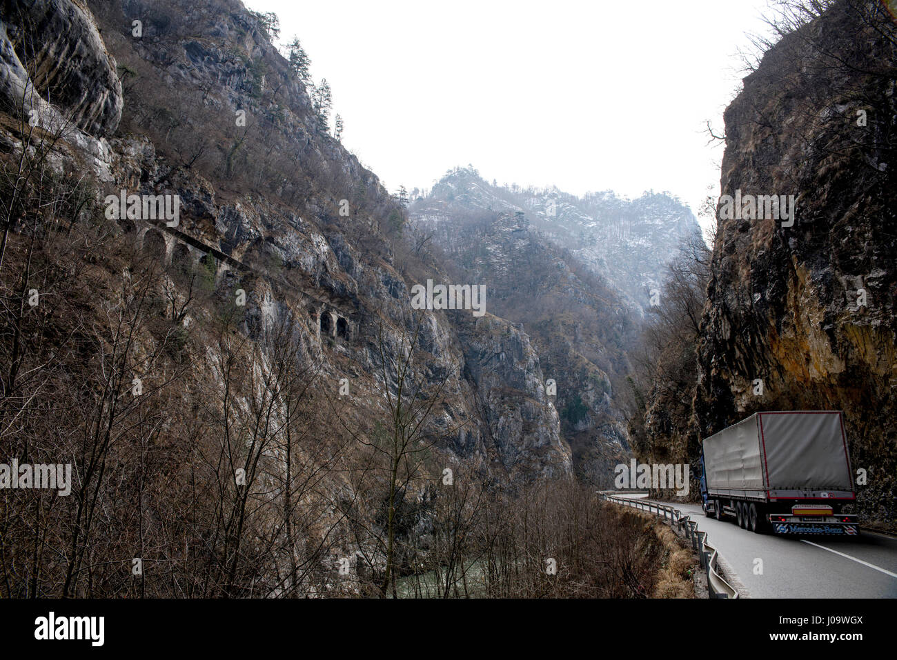 Strada in montagne rocciose con il carrello, Lim riva del fiume,  Montenegro/confine serbo Foto stock - Alamy