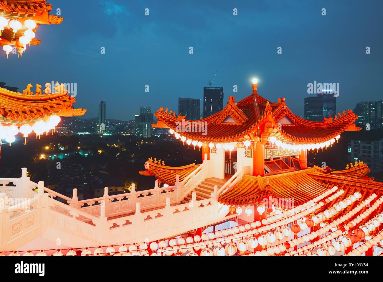 Thean Hou Tempio e Kuala Lumpur skyline al tramonto, Malaysia Foto Stock