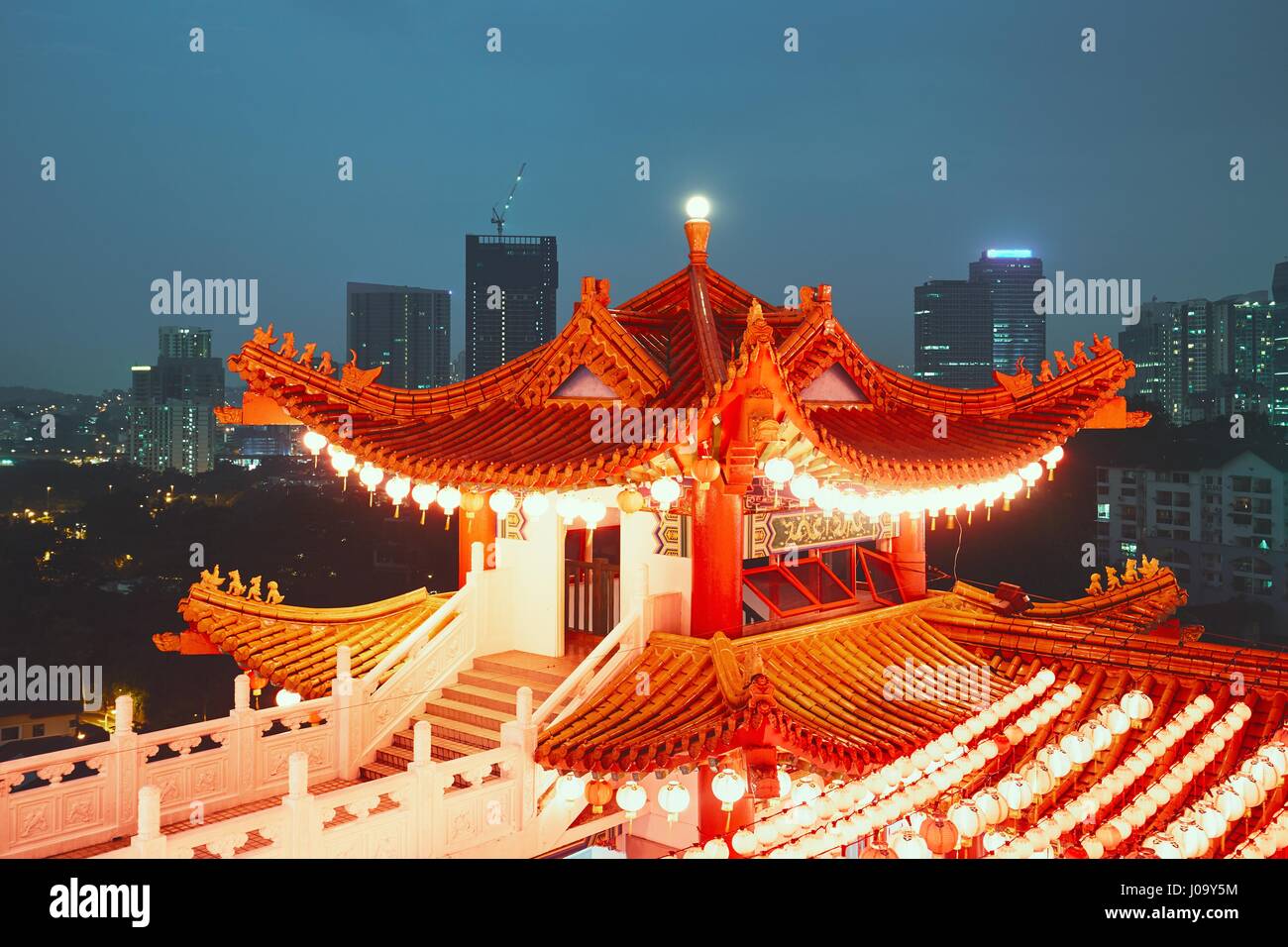 Thean Hou Tempio e Kuala Lumpur skyline al tramonto, Malaysia Foto Stock