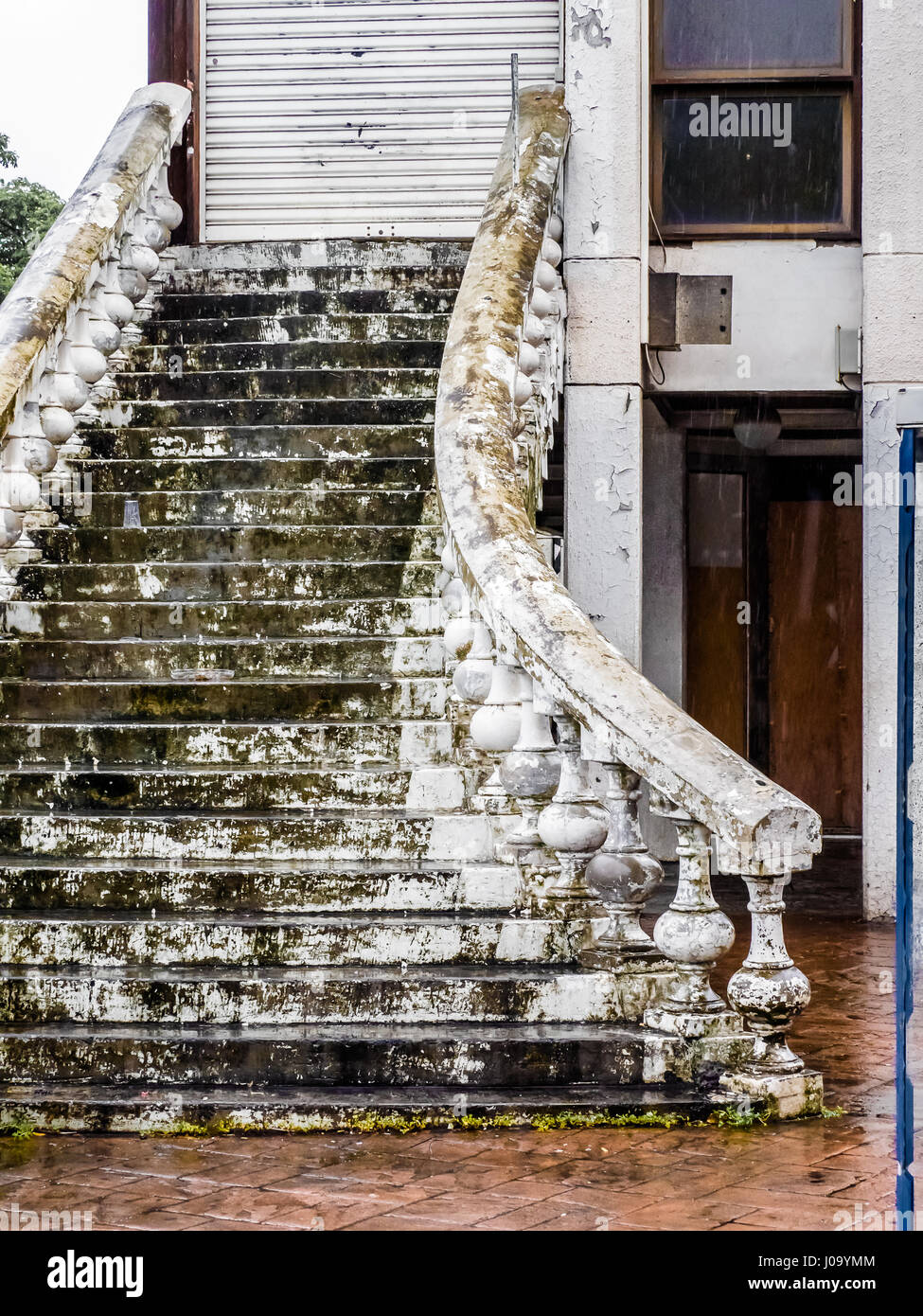Vecchia scalinata che conduce a una porta chiusa nel centro cittadino di Papeete, Tahiti, Polinesia Francese Foto Stock