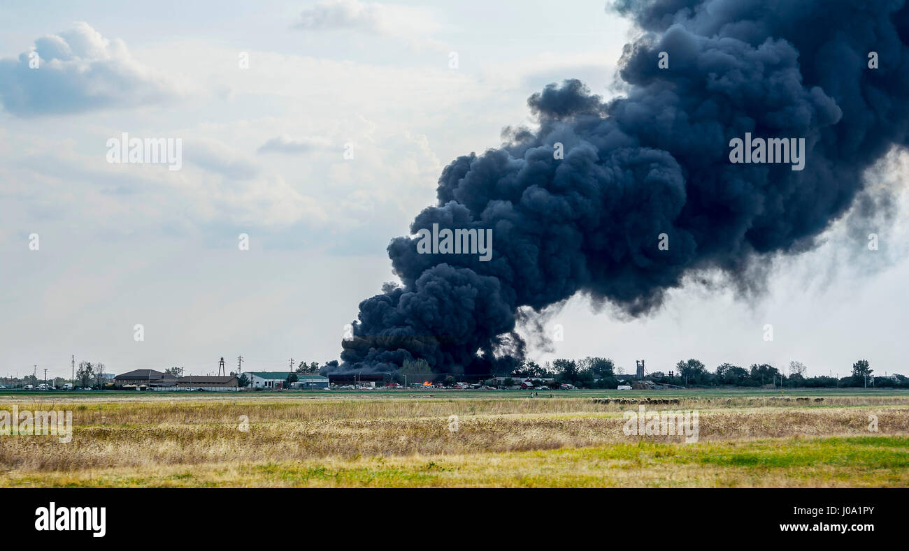 Enormi nuvole di fumo su sfondo cielo Foto Stock