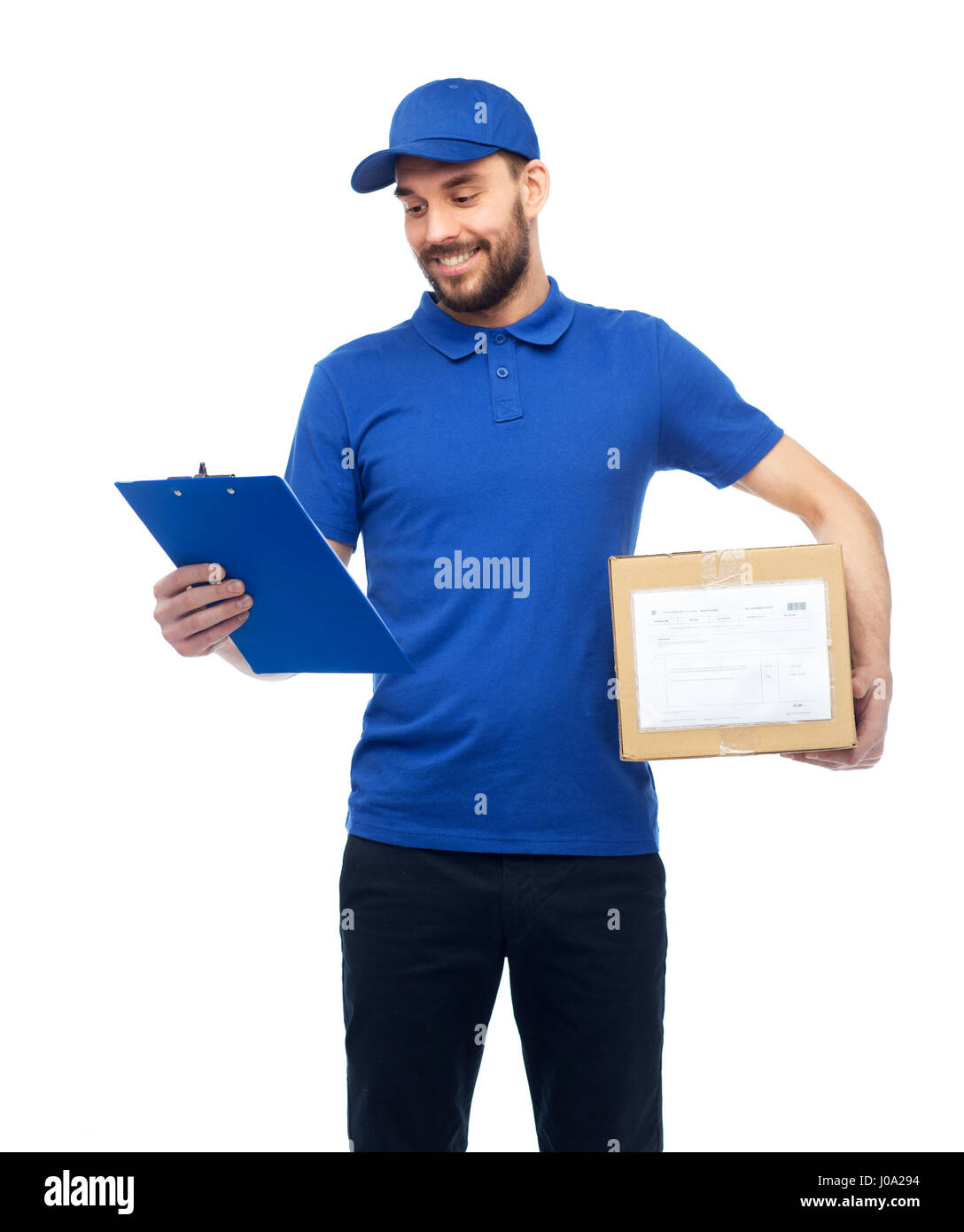 Felice l'uomo per la consegna di pacchi e scatola di appunti Foto Stock