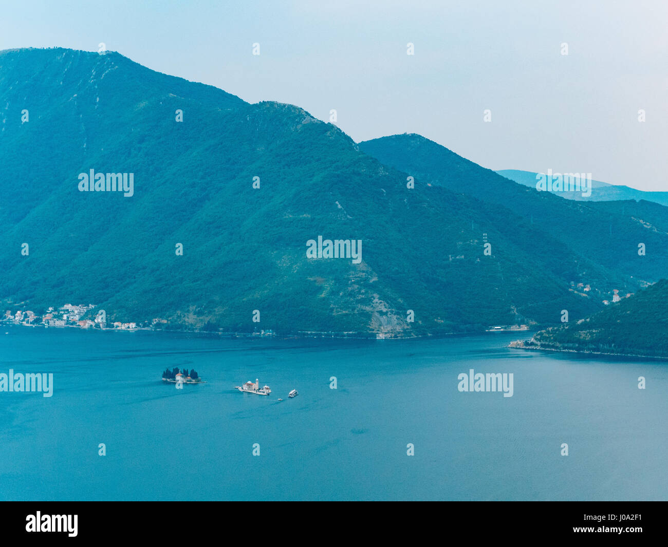 L'isola della Gospa od Skrpela, Kotor Bay, Montenegro. Vista dal Foto Stock