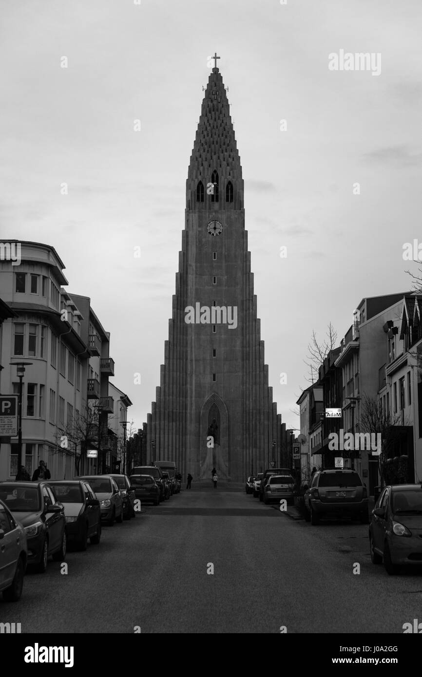 Hallgrímskirkja, la chiesa parrocchiale di Reykjavik in Islanda è il punto focale della città. Si tratta di uno degli edifici più alti in Islanda. Foto Stock