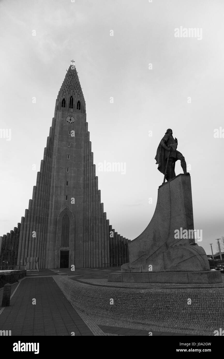 La statua di explorer Leif Eriksson, con Hallgrímskirkja, la chiesa parrocchiale di Reykjavik in background. L'Islanda Foto Stock