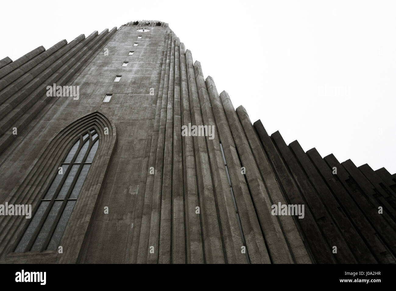 Hallgrímskirkja, l'iconica chiesa di Reykjavik telai sopra. Uno degli edifici più alti in Islanda. Foto Stock