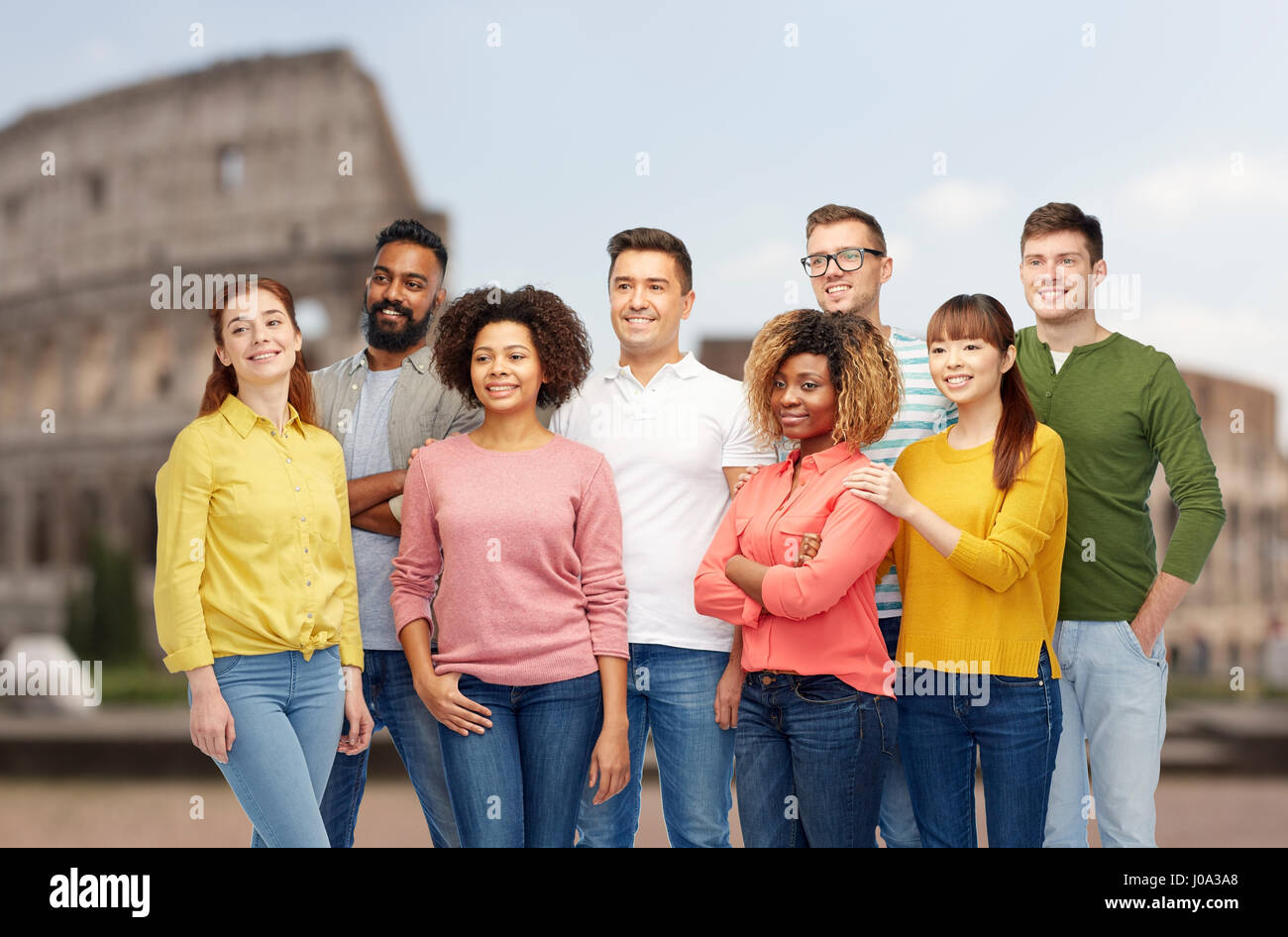 Il gruppo internazionale di felici le persone oltre il colosseo Foto Stock