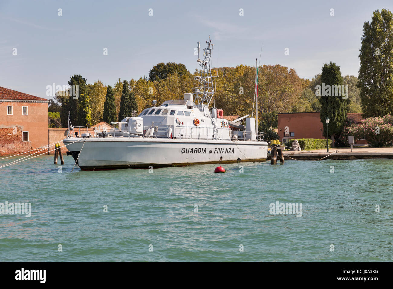 Venezia, Italia - 23 settembre 2016: la polizia finanziaria barca ormeggiata in parte anteriore del comando navale sulla stazione Guidecca isola nella laguna di Venezia. Venezia è situ Foto Stock