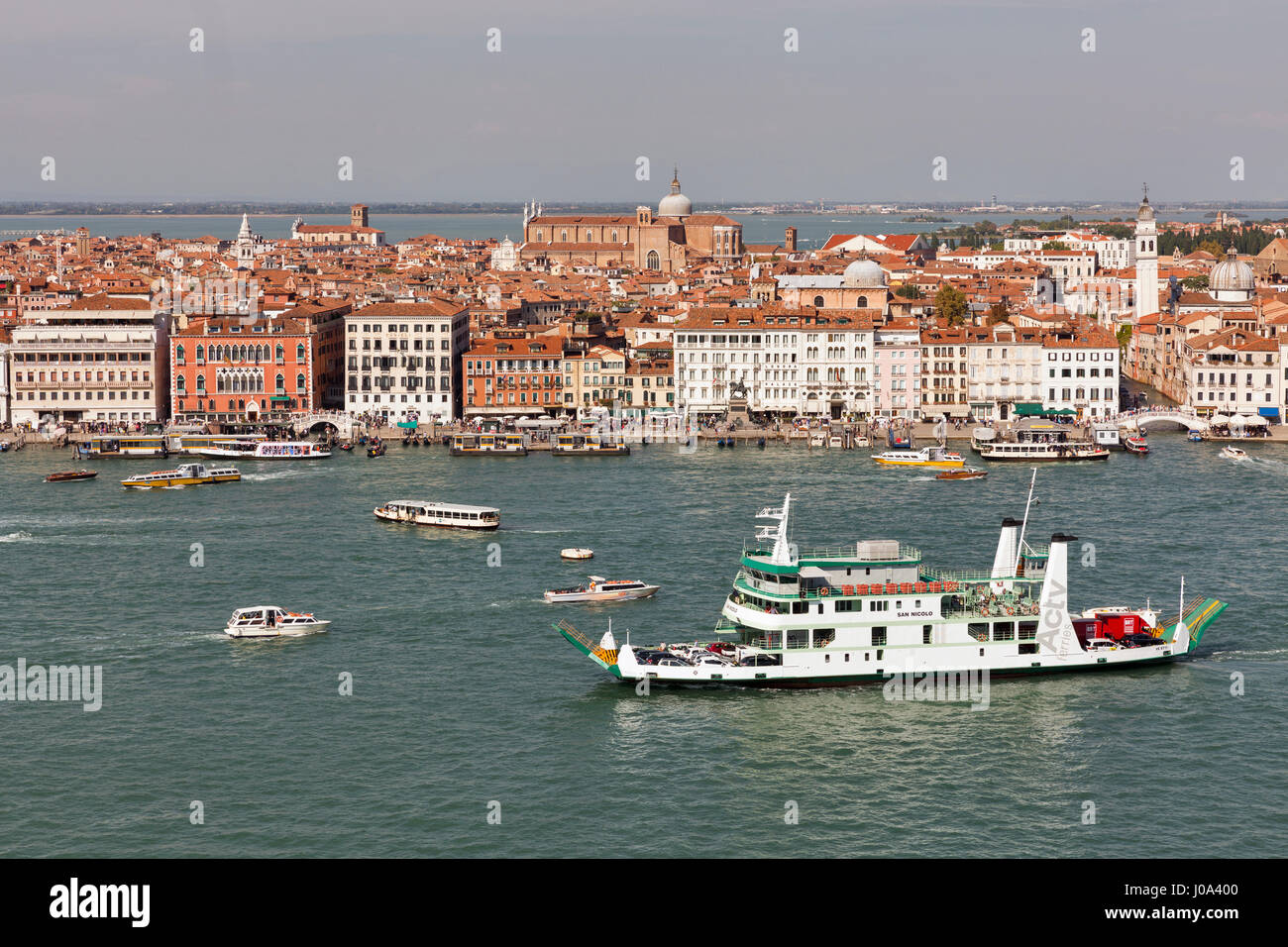 Venezia, Italia - 23 settembre 2016: San Nicolo traghetti, acqua di autobus e barche vele in laguna di Venezia. Venezia è situato su 117 isole che sono Foto Stock