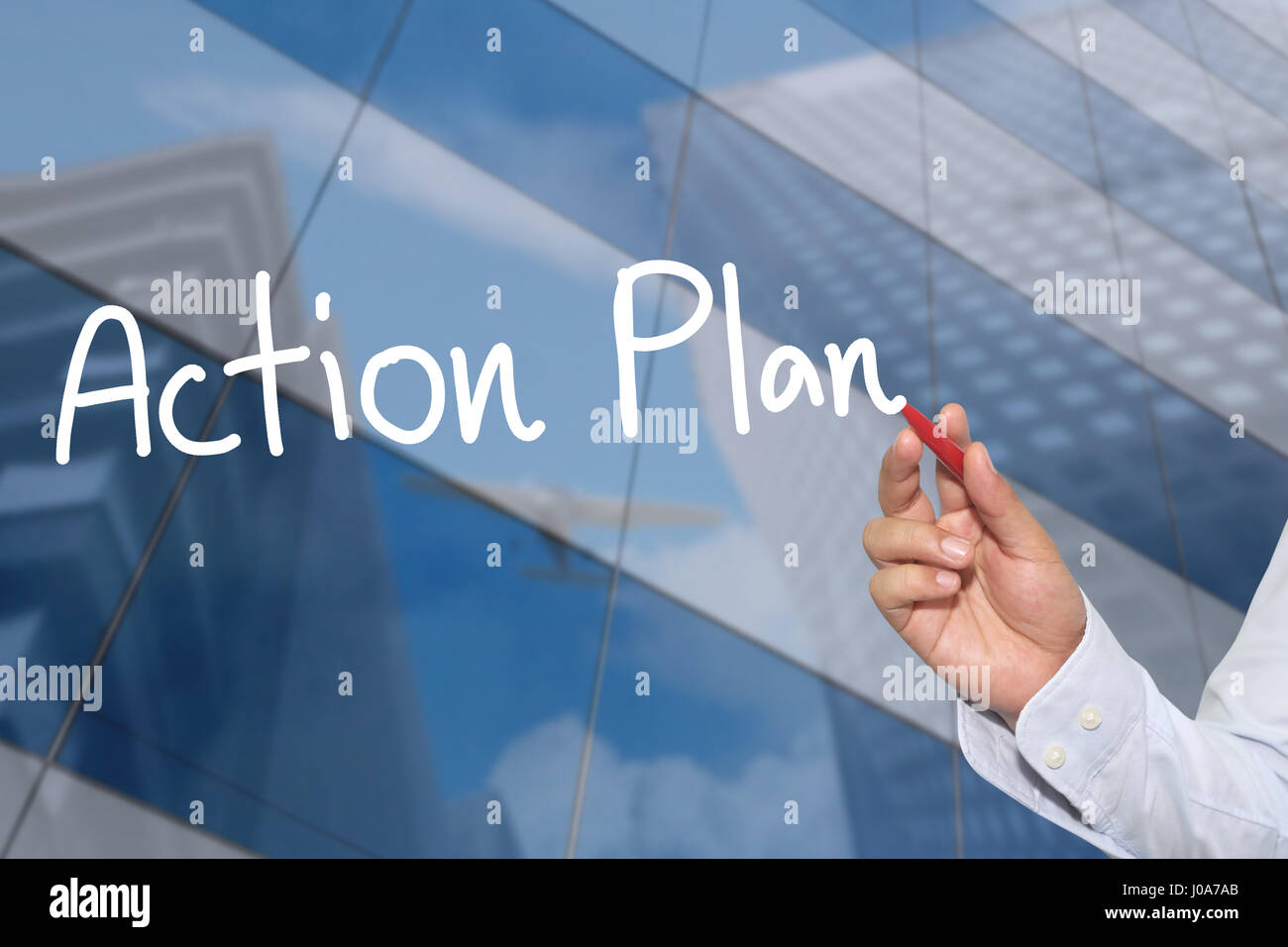 La mano di un imprenditore disegnati a mano una parola Piano di Azione concetto di presentazione e di applicazione per il tuo business. Foto Stock
