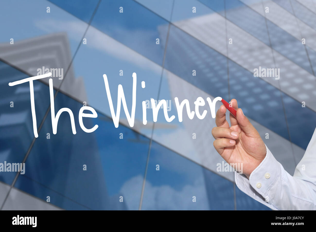 La mano di un imprenditore disegnati a mano una parola del vincitore per presentare e applicando al vostro business. Foto Stock