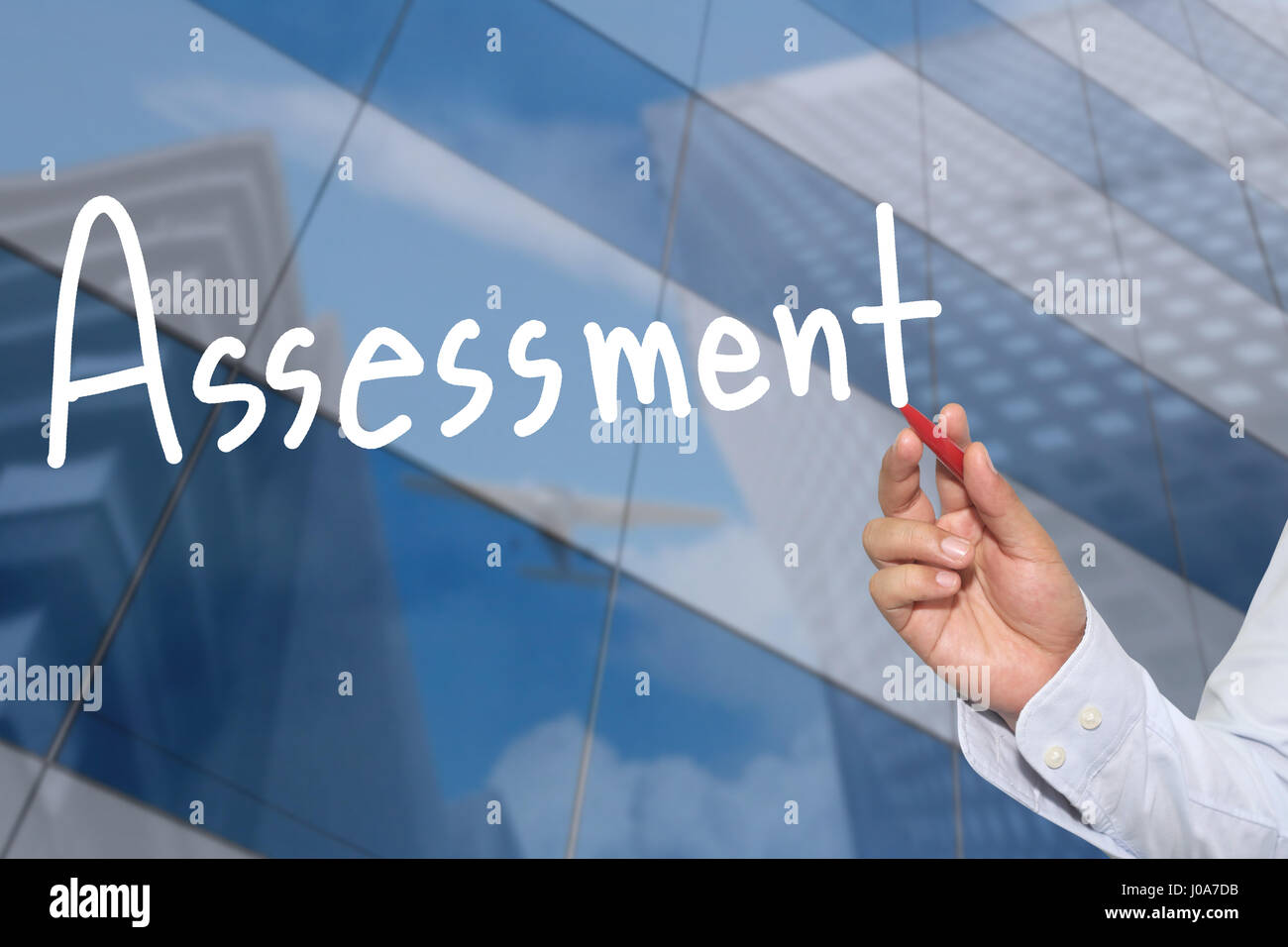 La mano di un imprenditore disegnati a mano una parola di valutazione per presentare e applicando al vostro business. Foto Stock