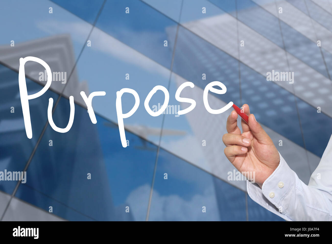 La mano di un imprenditore disegnati a mano una parola di scopo per la presentazione e l'applicazione per il tuo business. Foto Stock