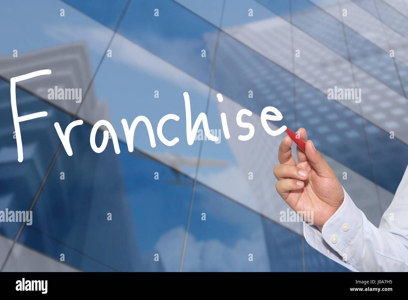 La mano di un imprenditore disegnati a mano una parola di franchising per presentare e applicando al vostro business. Foto Stock
