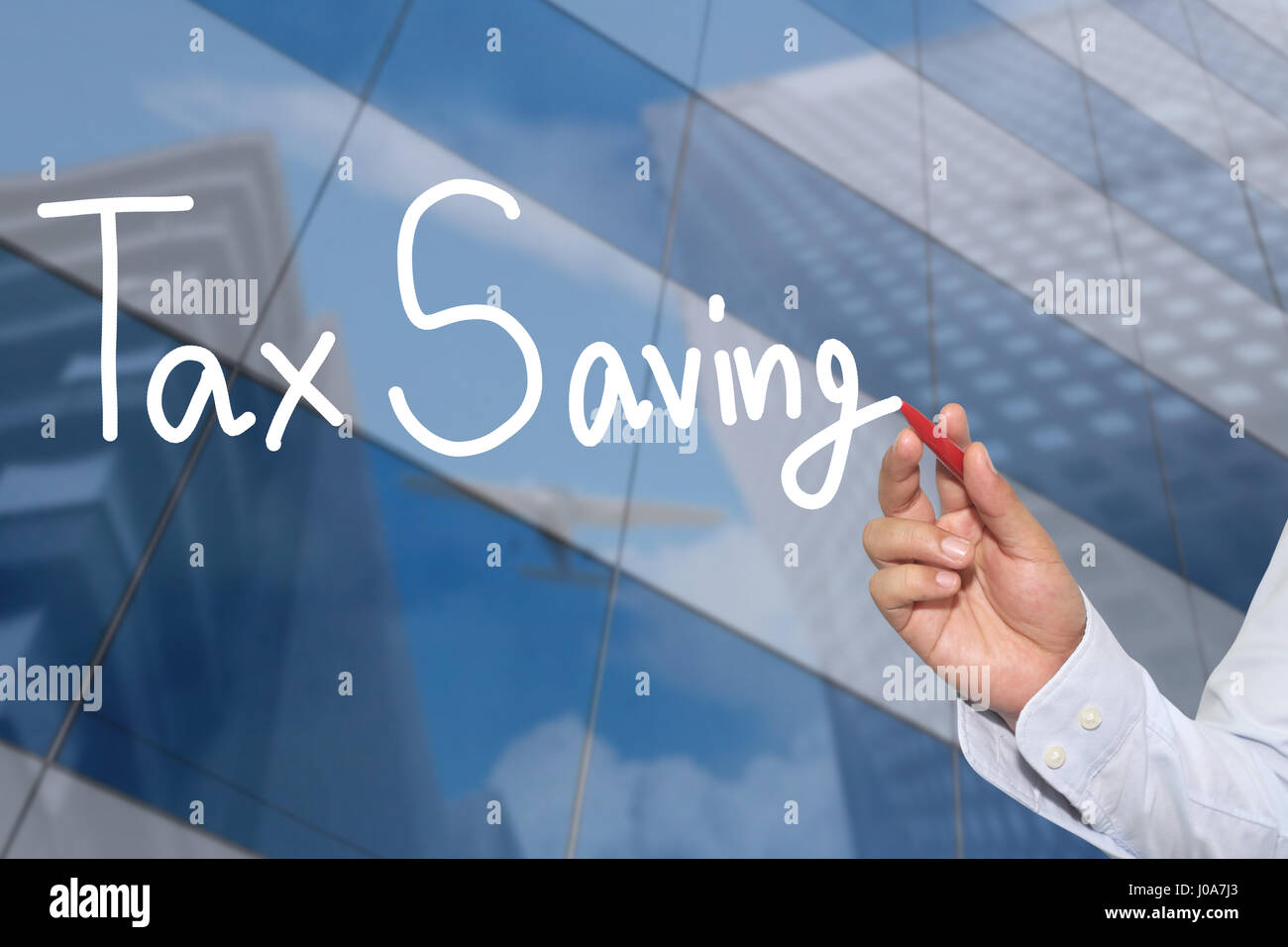 La mano di un imprenditore disegnati a mano una parola di risparmio fiscale per presentare e applicando al vostro business. Foto Stock