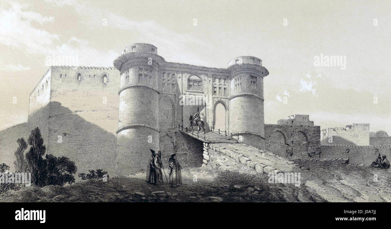 Il dipinto di Eugène Flandin del castello di Nahavend cattura la grandezza di questa storica fortezza, situata nell'Iran moderno. La struttura è raffigurata con attenzione alle sue caratteristiche architettoniche, riflettendo la sua importanza nella storia della regione. Foto Stock