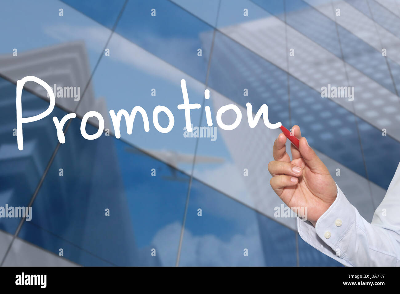 La mano di un imprenditore disegnati a mano una parola di promozione per presentare e applicando al vostro business. Foto Stock