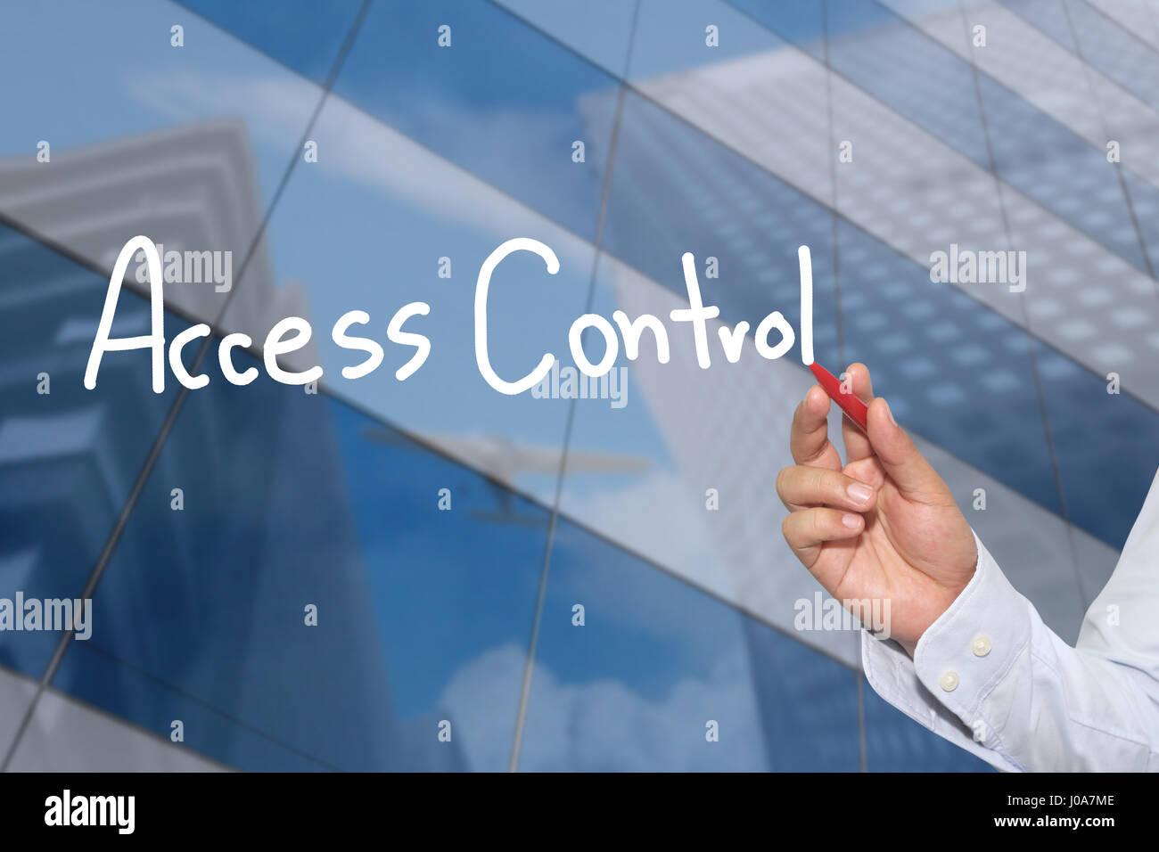 La mano di un imprenditore disegnati a mano una parola di controllo dell'accesso per presentare e applicando al vostro business. Foto Stock